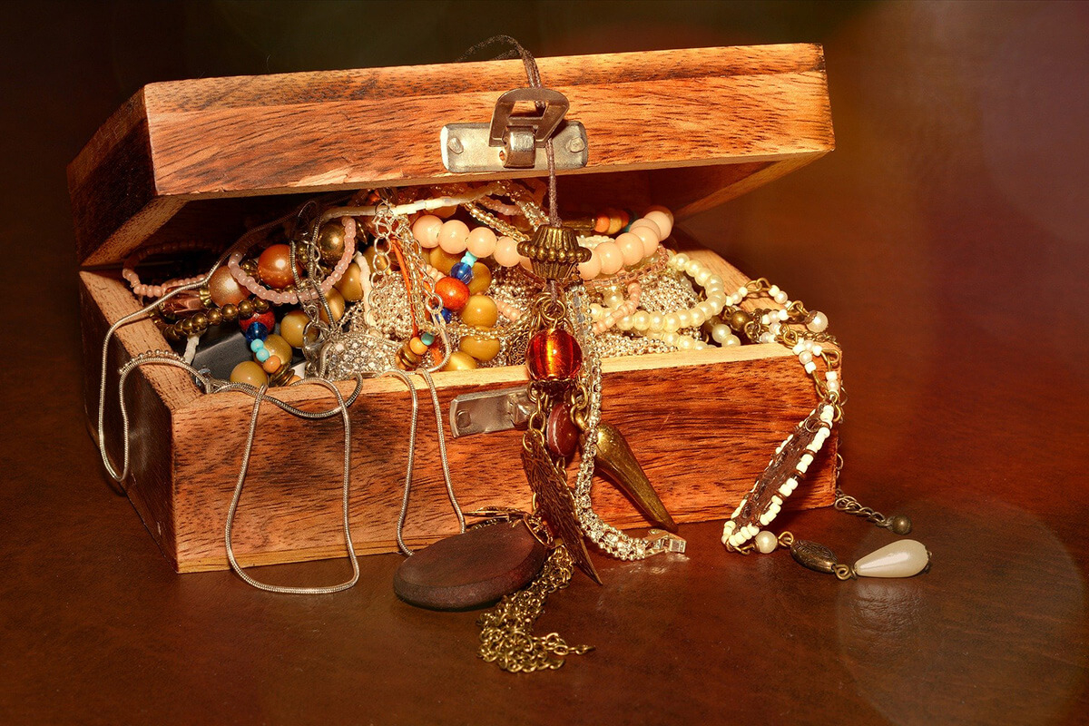Making art from broken vintage costume jewelry - Denise & I share our tips  - Retro Renovation